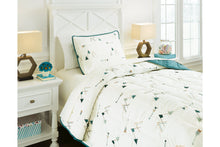 Load image into Gallery viewer, Averlett Twin Quilt Set by Ashley Furniture Q902001T